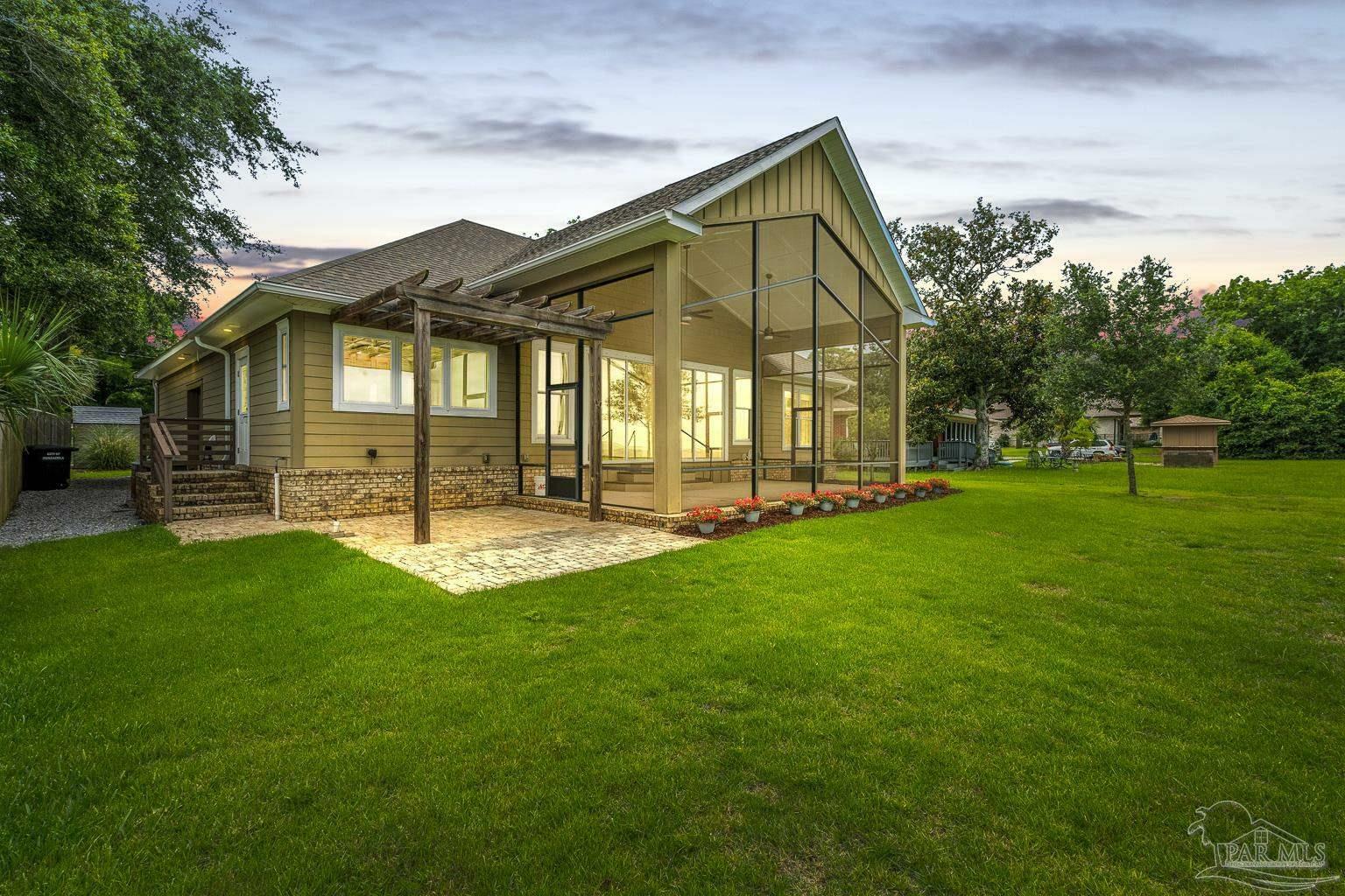 Property Photo: 825 Bay Blvd FL 32503