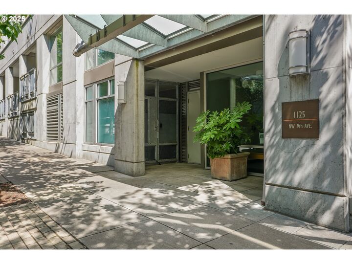 Property Photo:  1125 NW 9th Ave 410  OR 97209 