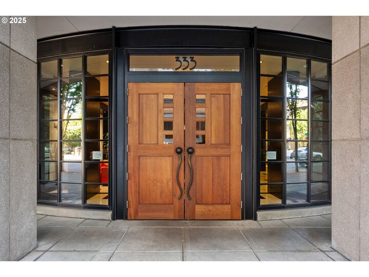 Property Photo:  333 NW 9th Ave 411  OR 97209 