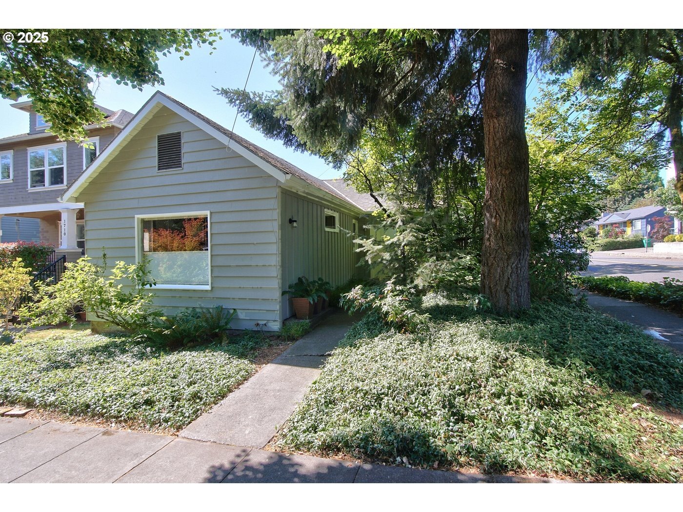 Property Photo: 1704 SE Harold St OR 97202