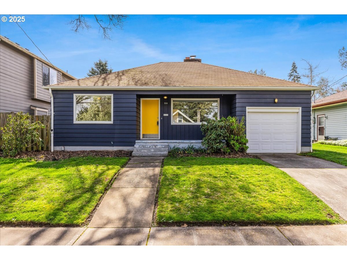 Property Photo:  304 NE Stafford St  OR 97211 