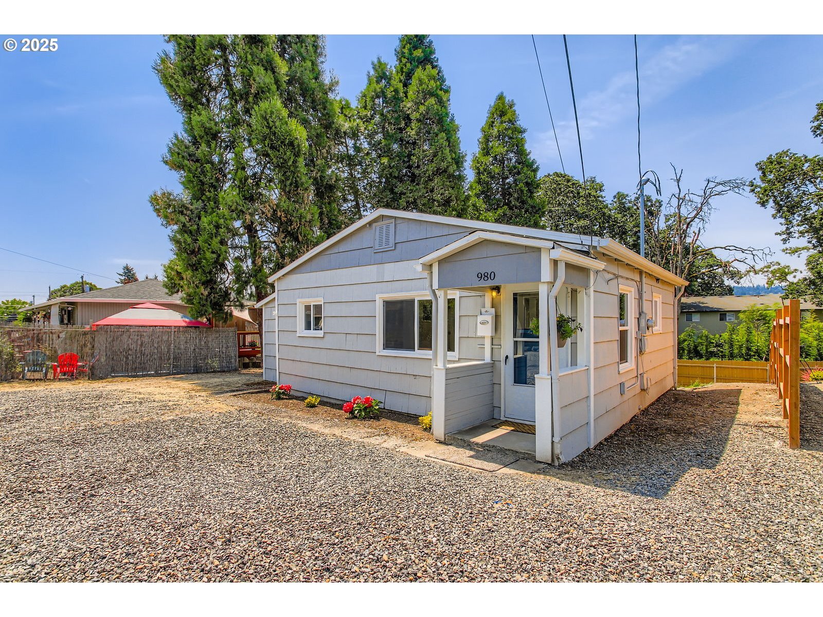 Property Photo: 980 Beatrice Ave OR 97027