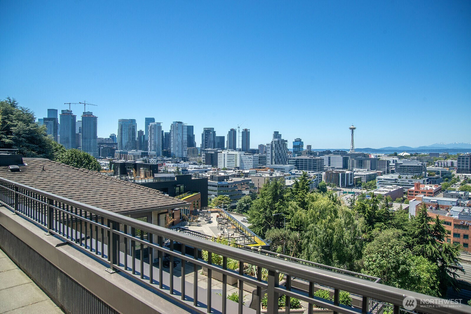 Property Photo: 745 Bellevue Avenue E 402 WA 98102