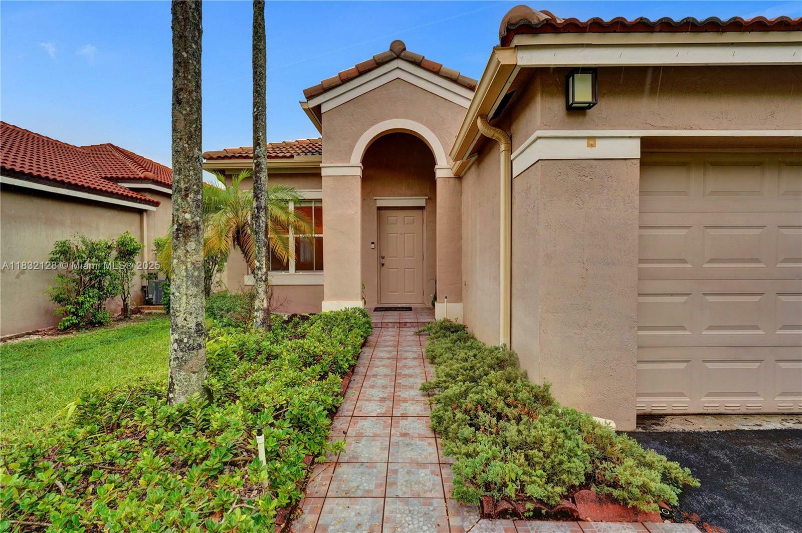 Property Photo: 930 W Bluewood Ter FL 33327