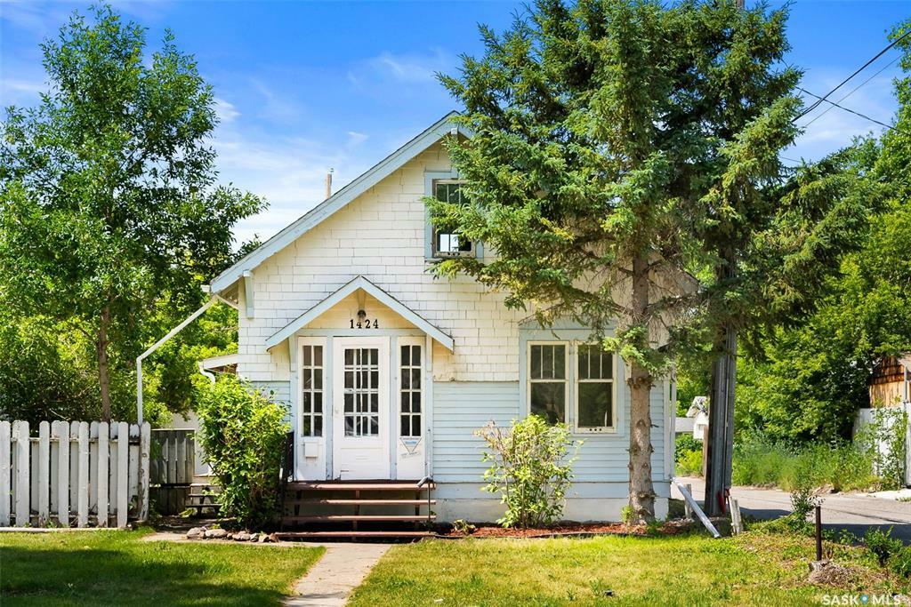 Property Photo: 1424 Royal Street SK S4T 5A3