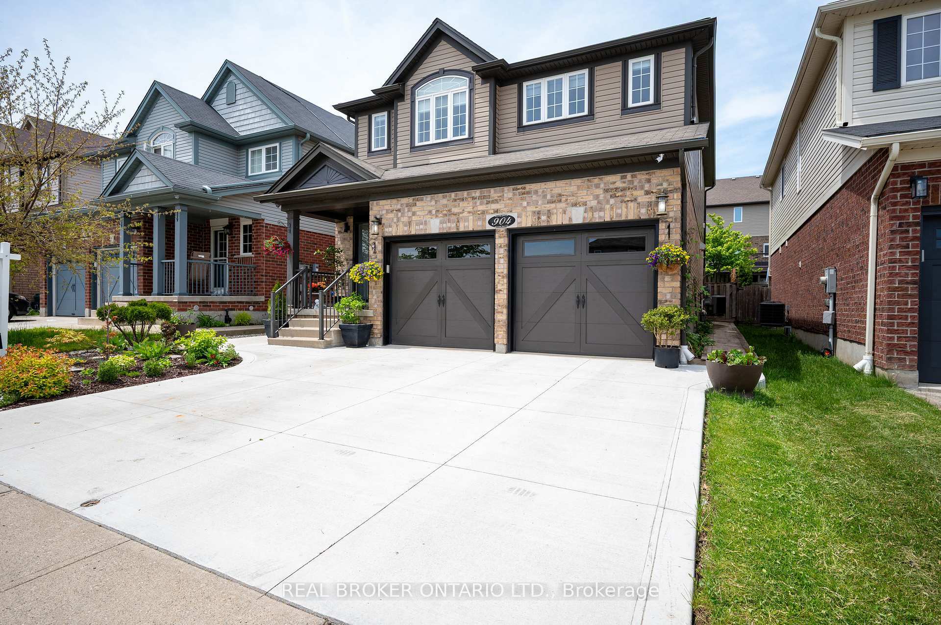 Property Photo: 904 Magdalena Court ON N2E 0B3