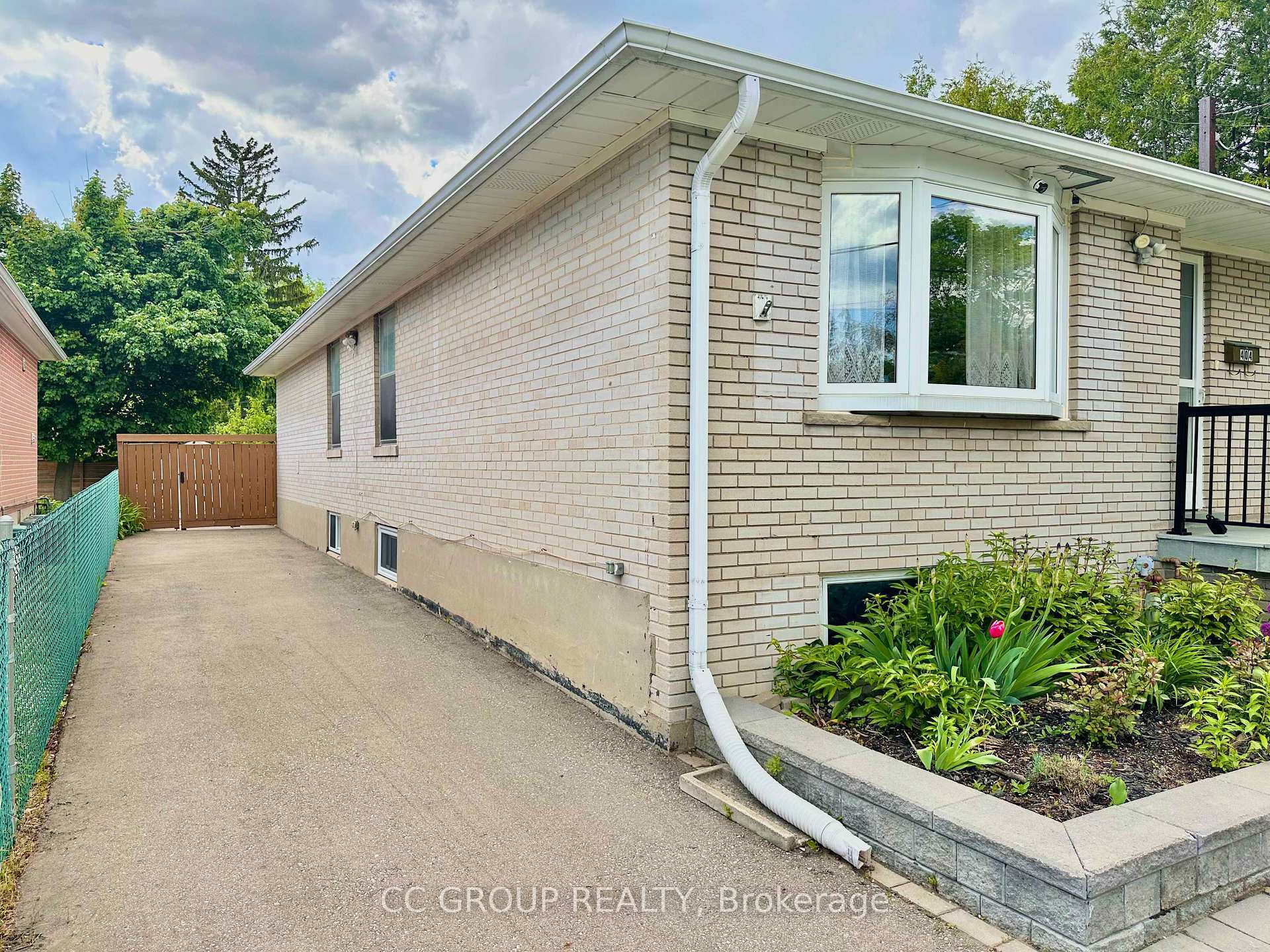 Photo de la propriété: 404 Willowdale Avenue ON M2N 5B1