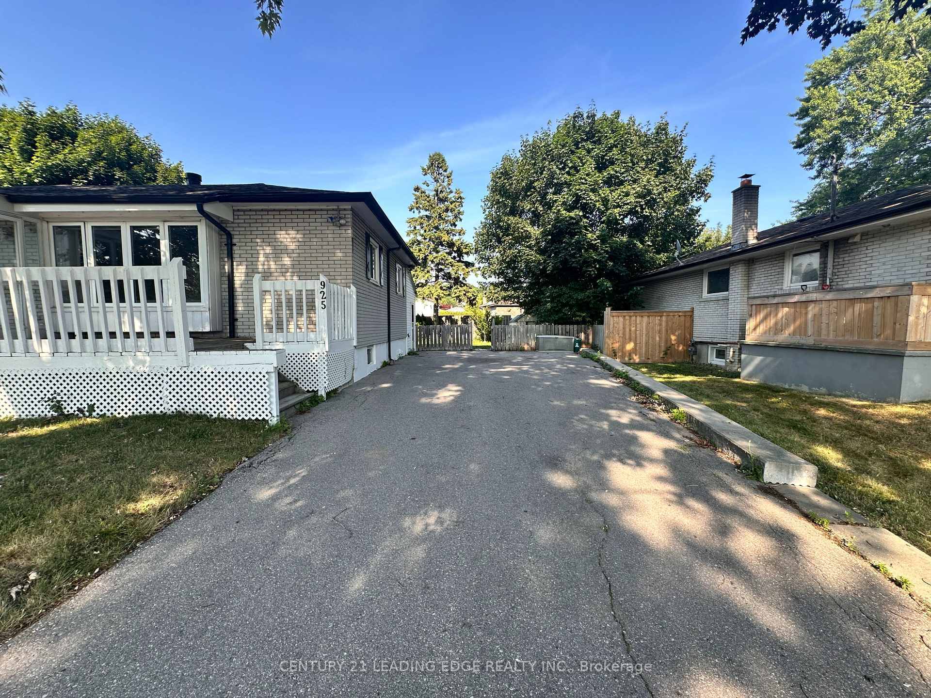 Property Photo: 925 Annes Street Main ON L1N 5K7