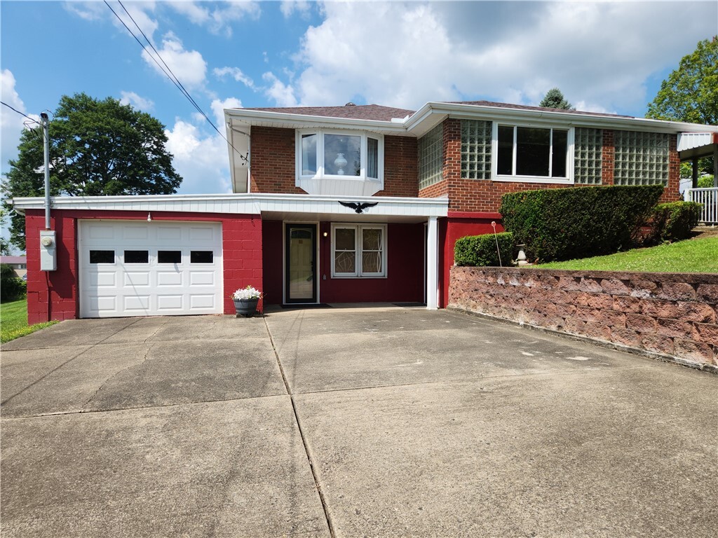 Property Photo: 2204 Walch Street PA 15063