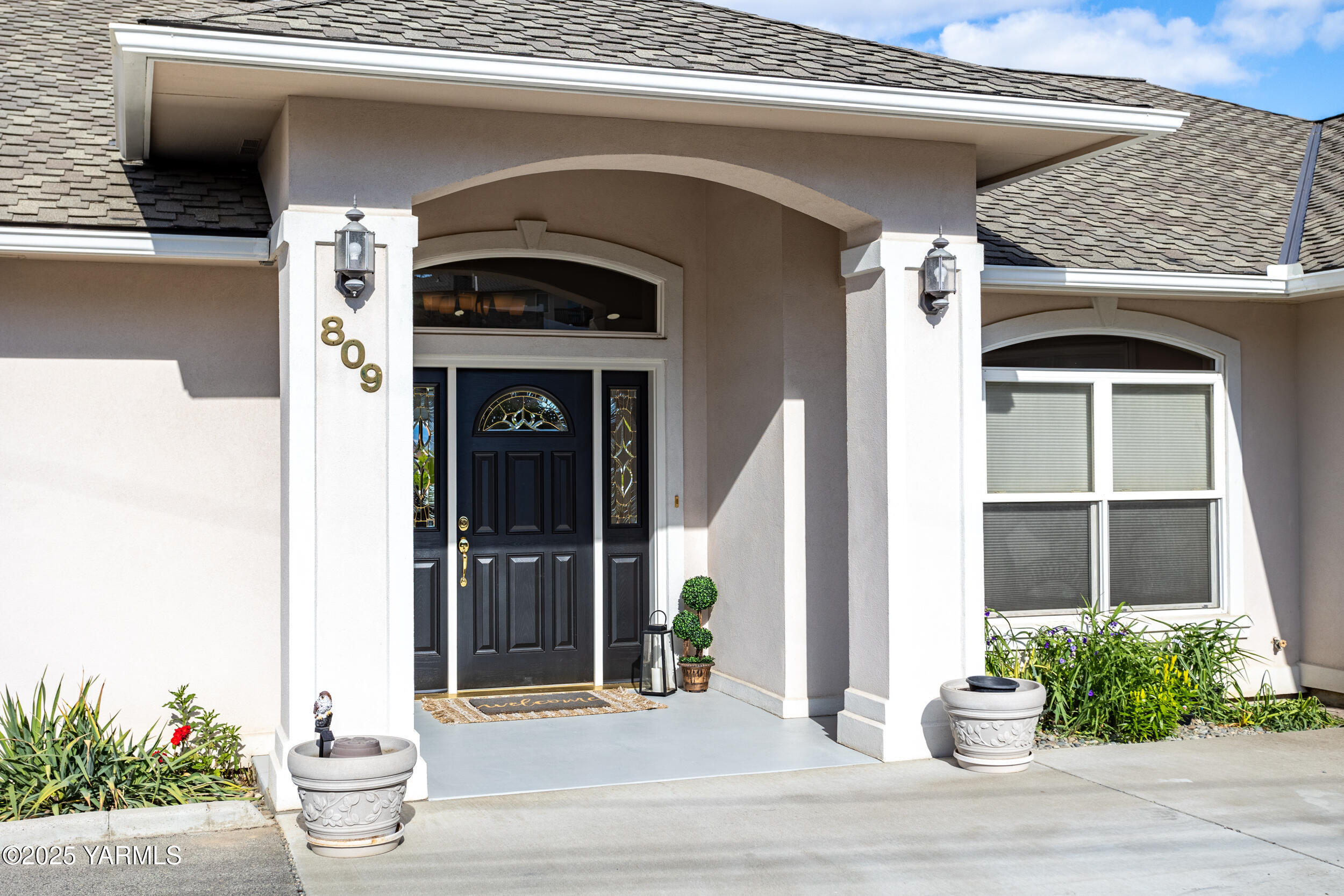 Property Photo: 809 Pecks Canyon Rd WA 98908