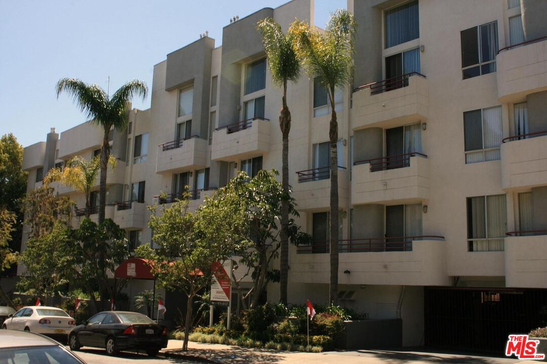 Property Photo: 1325 N Sierra Bonita Ave CA 90046