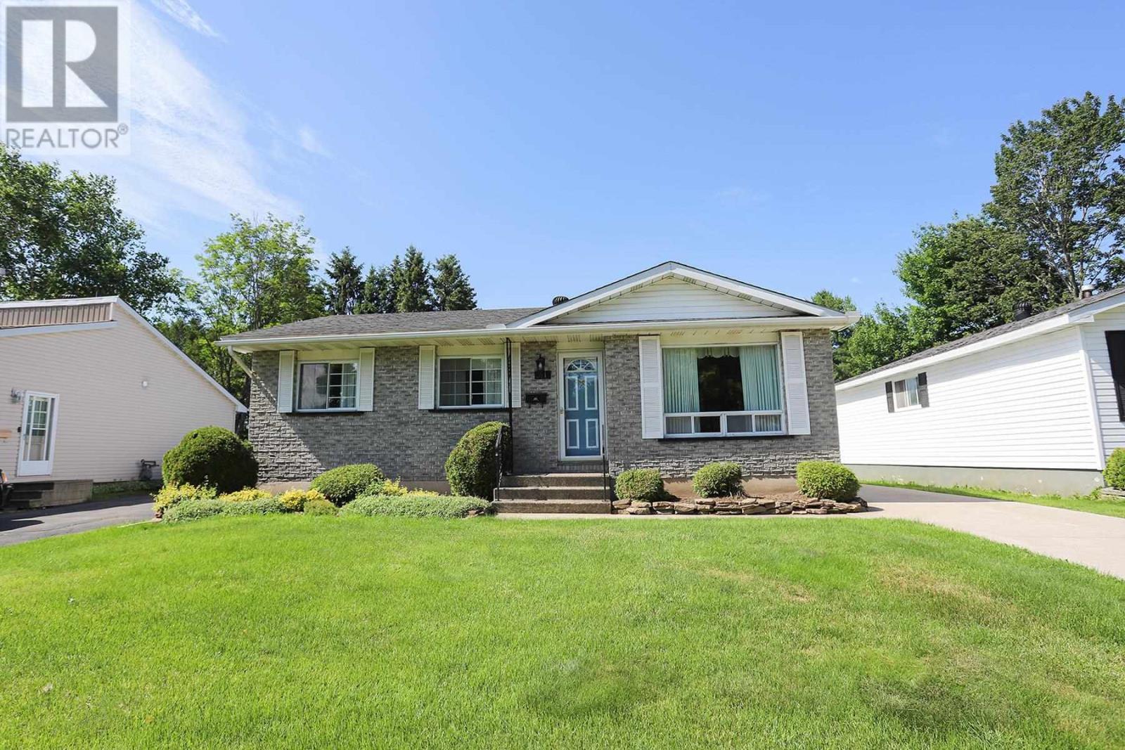 Property Photo: 31 Kerr Dr ON P6A 5H8