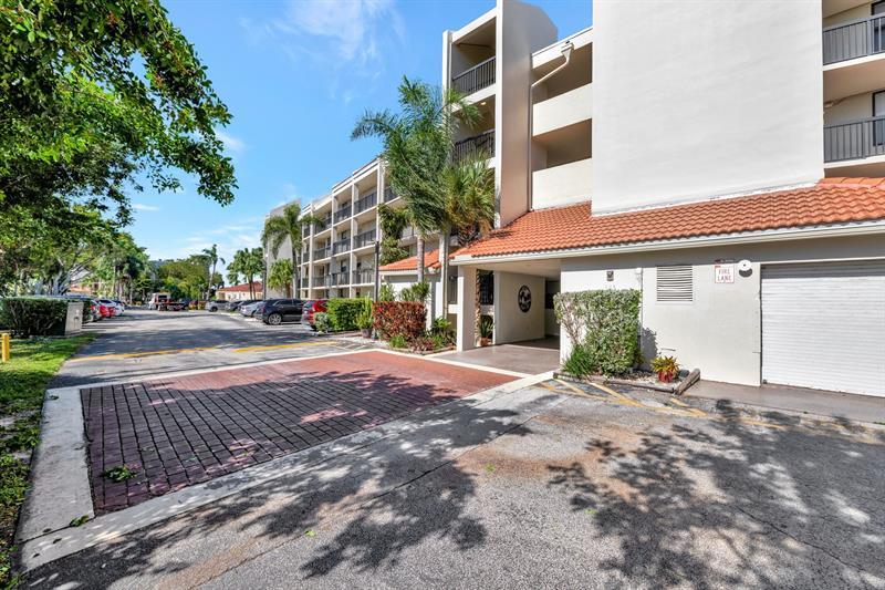 Property Photo: 115 Lake Emerald Dr 403 FL 33309