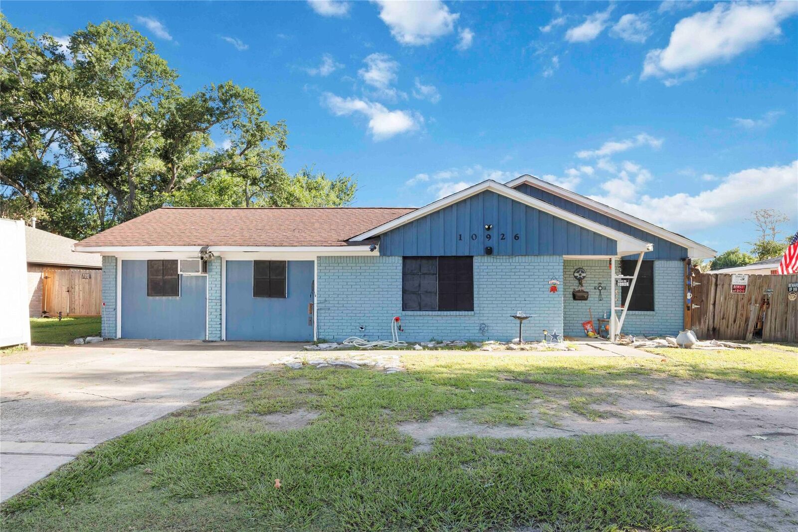 Property Photo: 10926 Ivyridge Road TX 77043