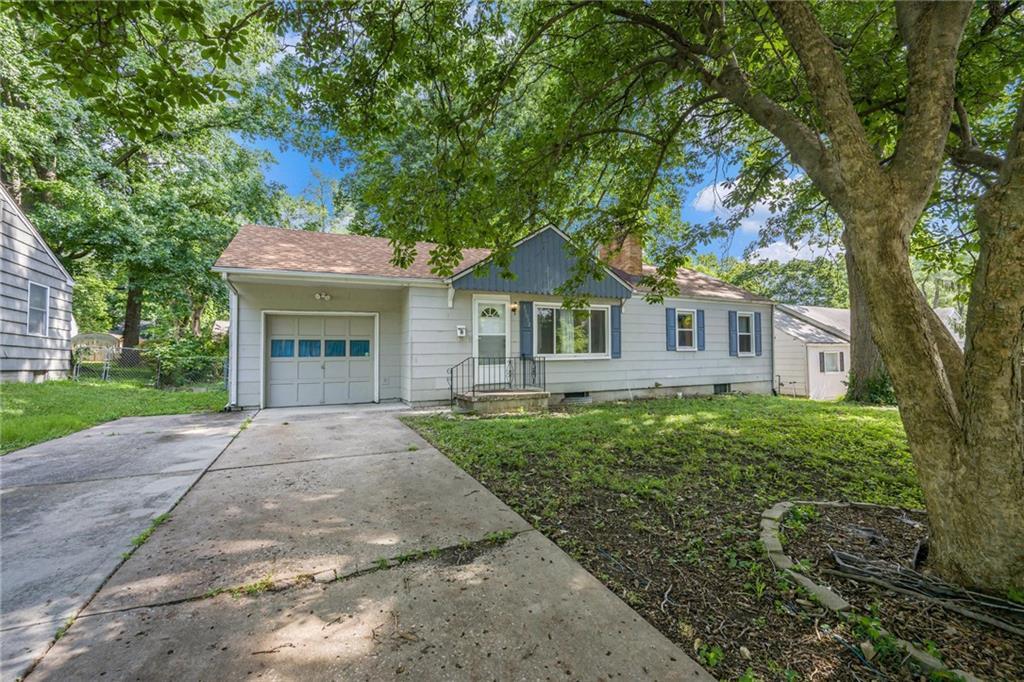 Property Photo: 11012 E 57th Terrace MO 64133