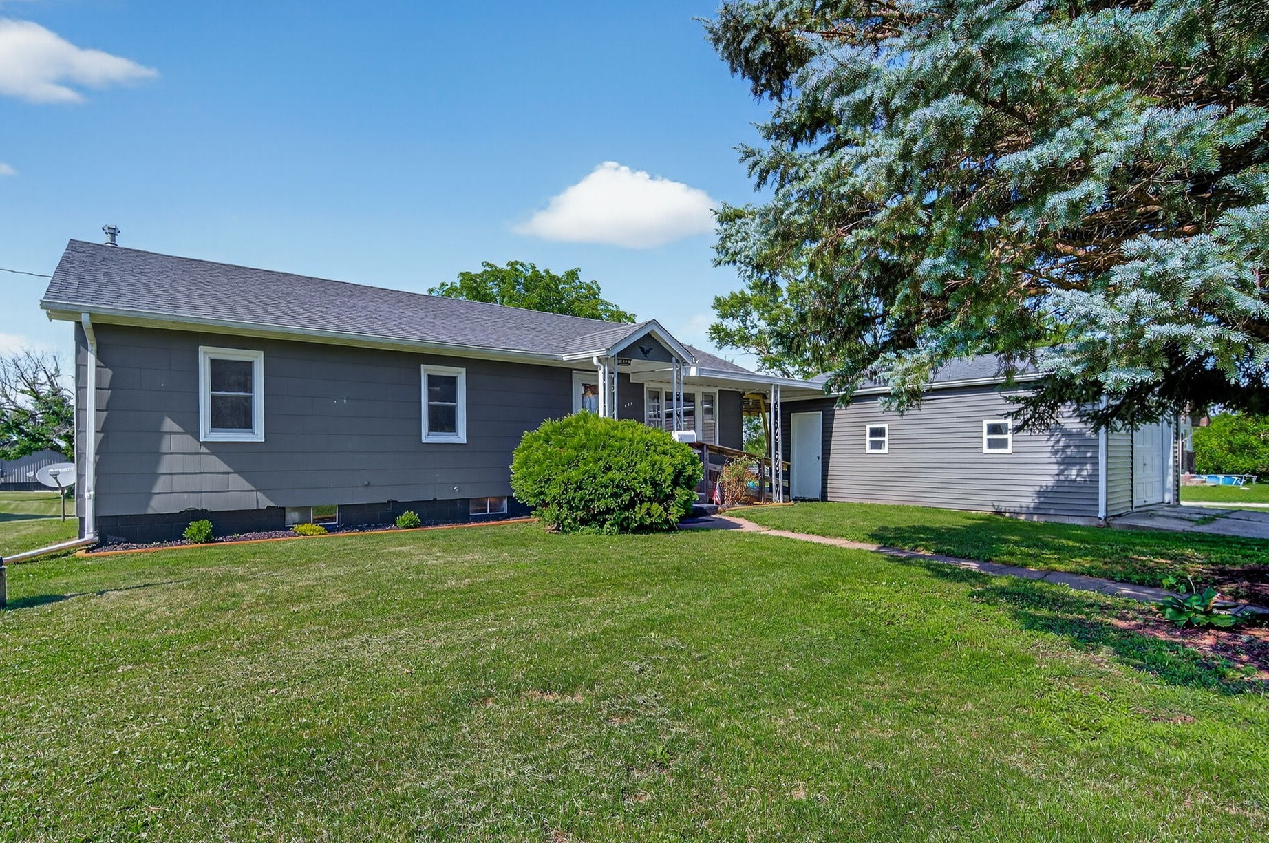 Property Photo: 709 Grand Street IA 50062