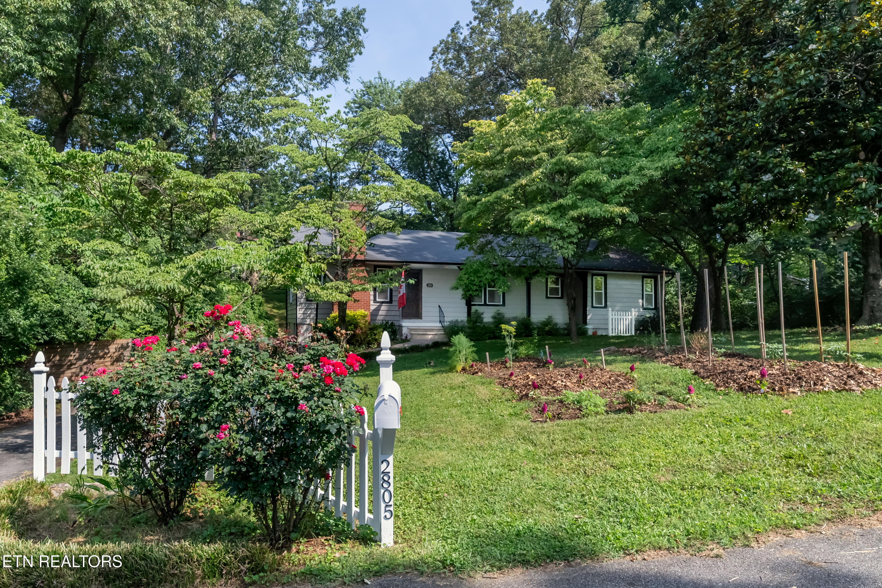 Property Photo: 2805 Kenilworth Lane TN 37917