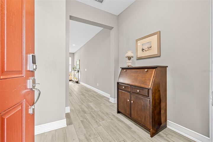 Property Photo: 9237 Fox Sparrow Road FL 33626