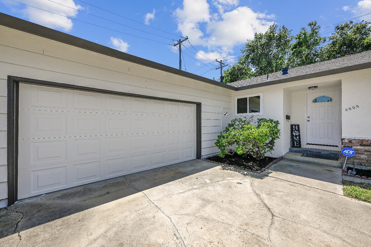 Property Photo: 6608 Heatherwood Way CA 95831