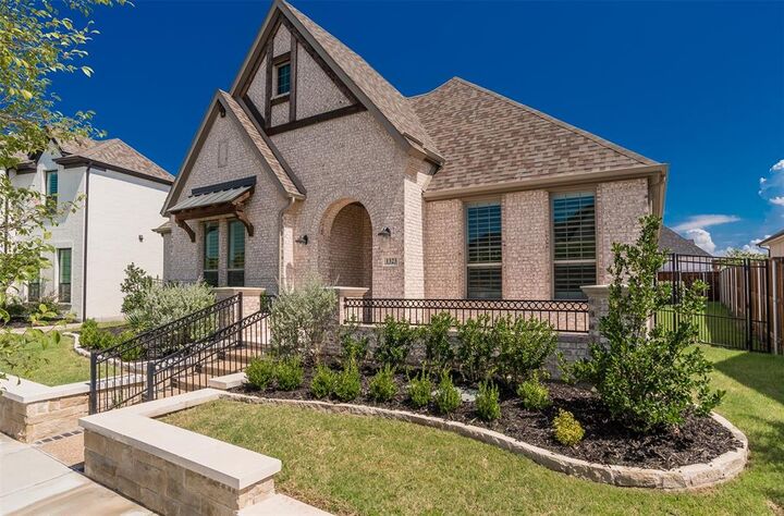 Property Photo: 1323 English Setter Drive TX 76005
