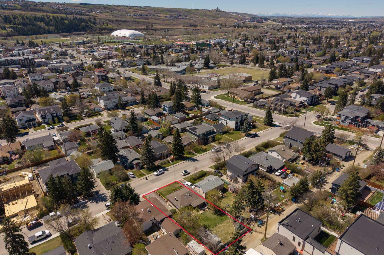 Property Photo: 4616 22 Avenue NW AB T3B 0Y1