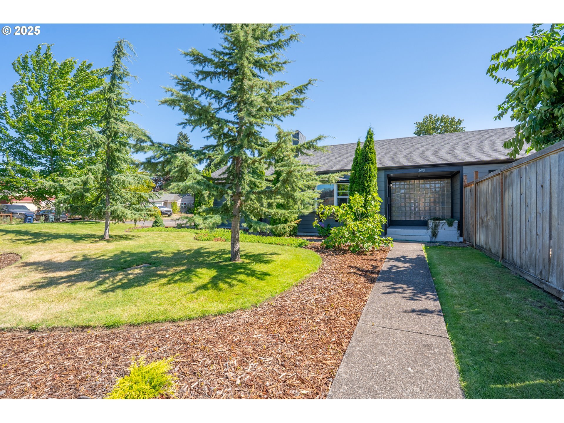 Property Photo: 3410 Bell Ave OR 97402