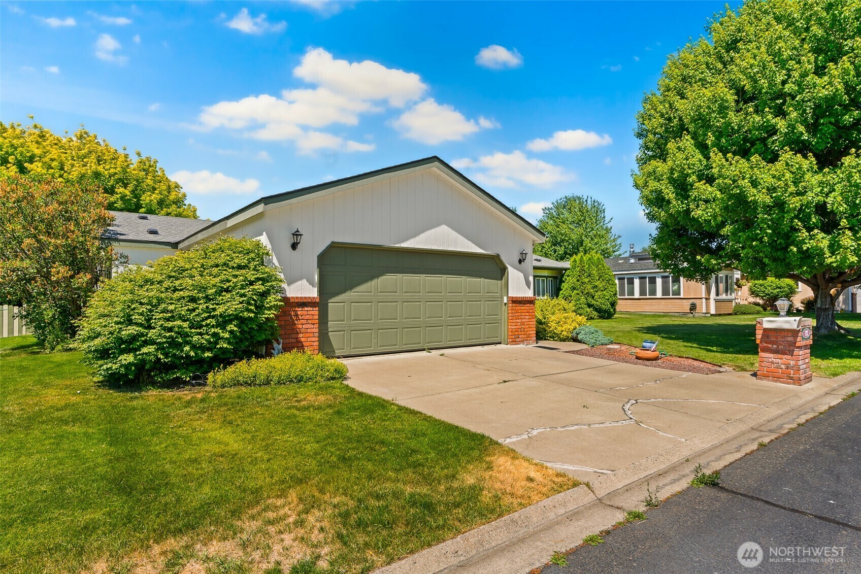 Property Photo: 1100 S Rosewood Drive 111 WA 98926