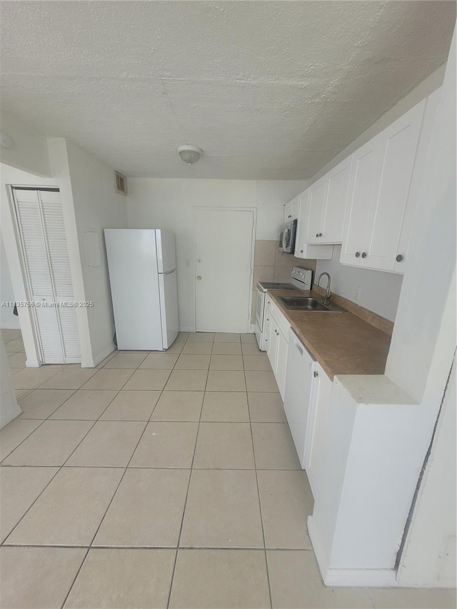 Property Photo: 2025 NE 164th St 903 FL 33162