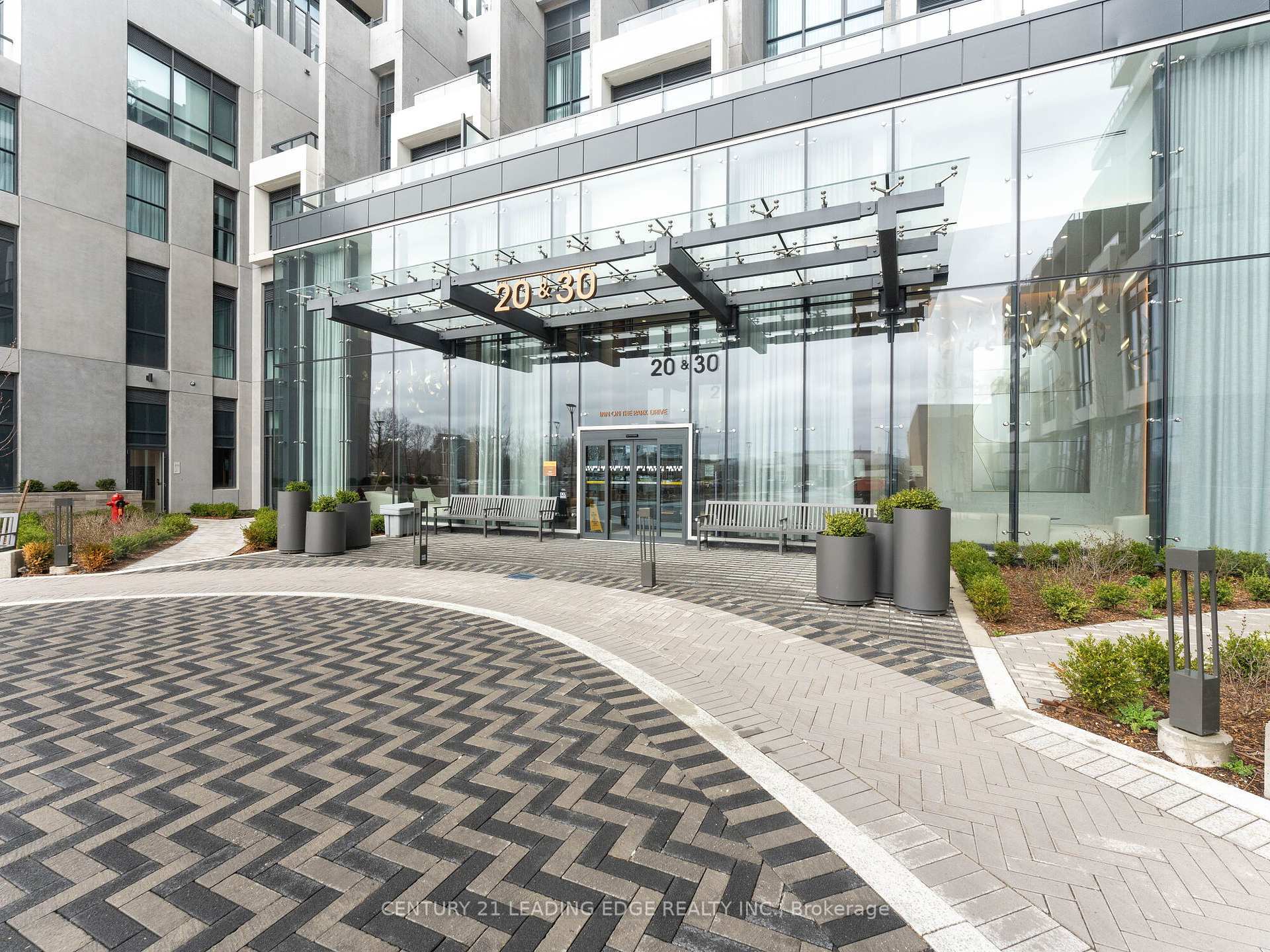 Property Photo: 20 Inn On The Park Drive E 1439 ON M3C 0P8