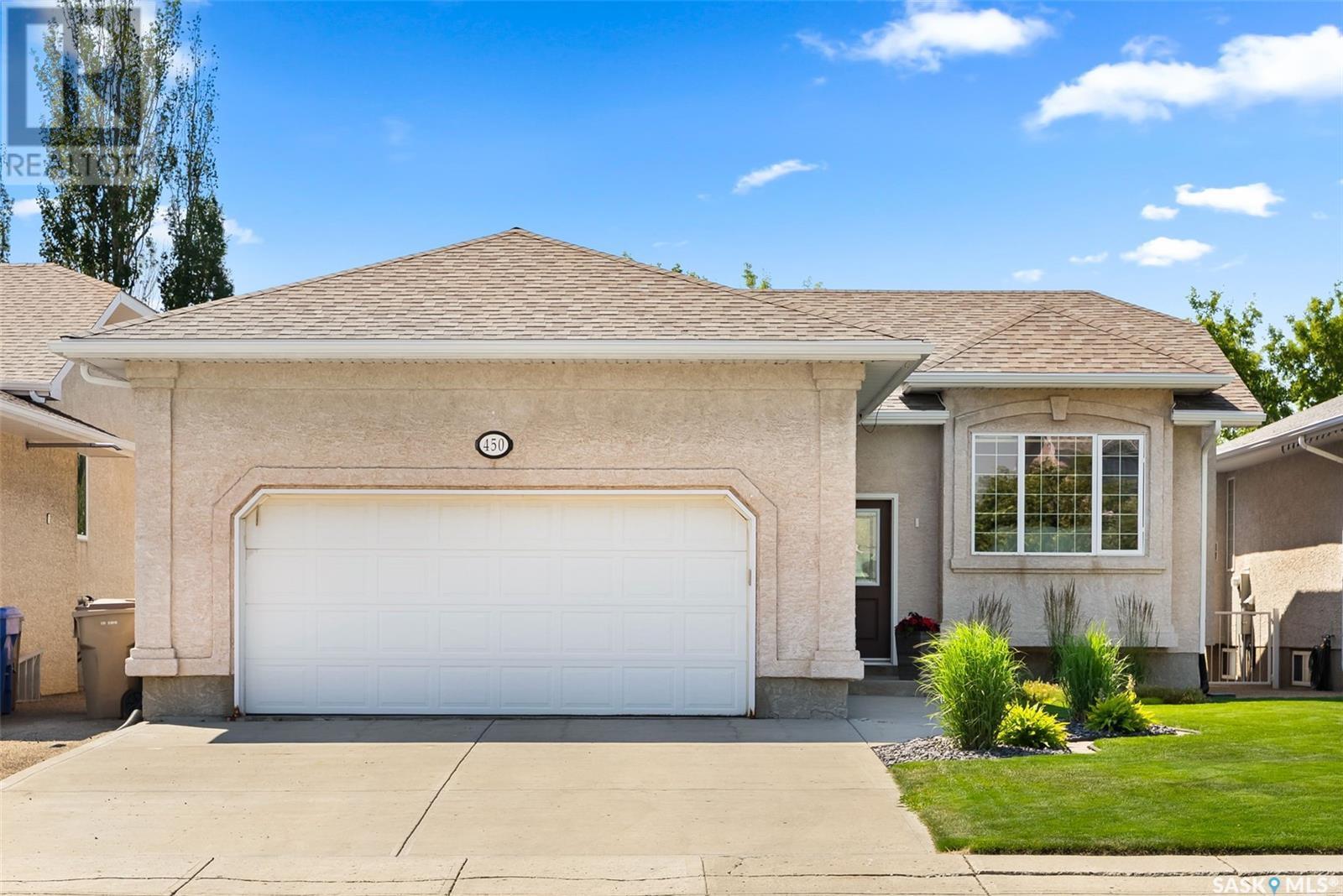 Property Photo: 450 Fairway Road N SK S4Y 1A2