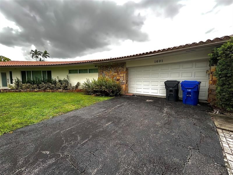 Property Photo: 1601 N 29th Ct 2 FL 33020