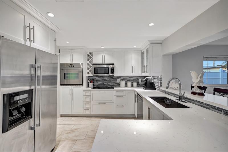 Property Photo: 1506 SW 3rd Ave FL 33060