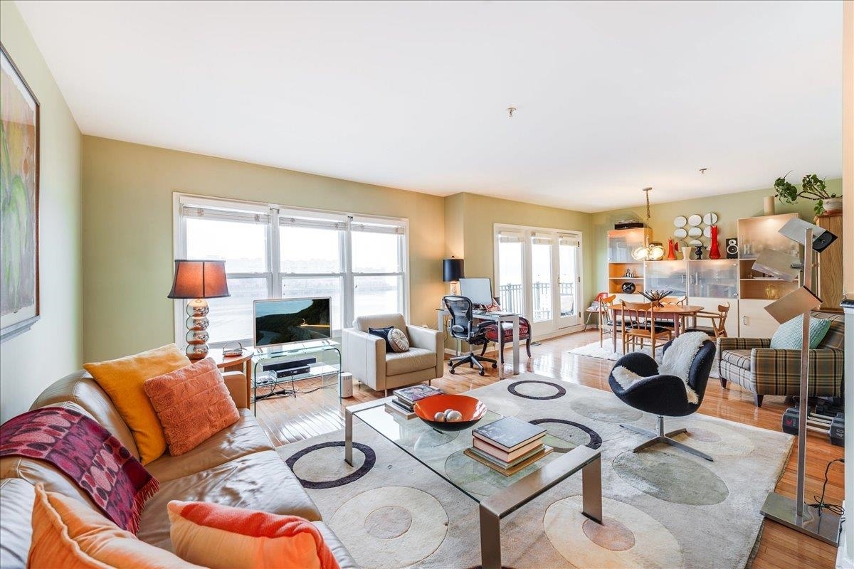 252 The Promenade 252  Edgewater NJ 07020 photo