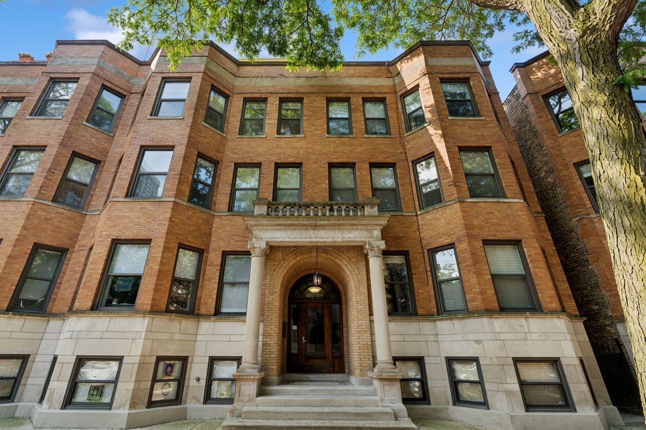 Property Photo: 1023 W Balmoral Avenue 3A IL 60640