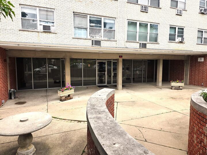 Property Photo:  6040 N Troy Street 306  IL 60659 