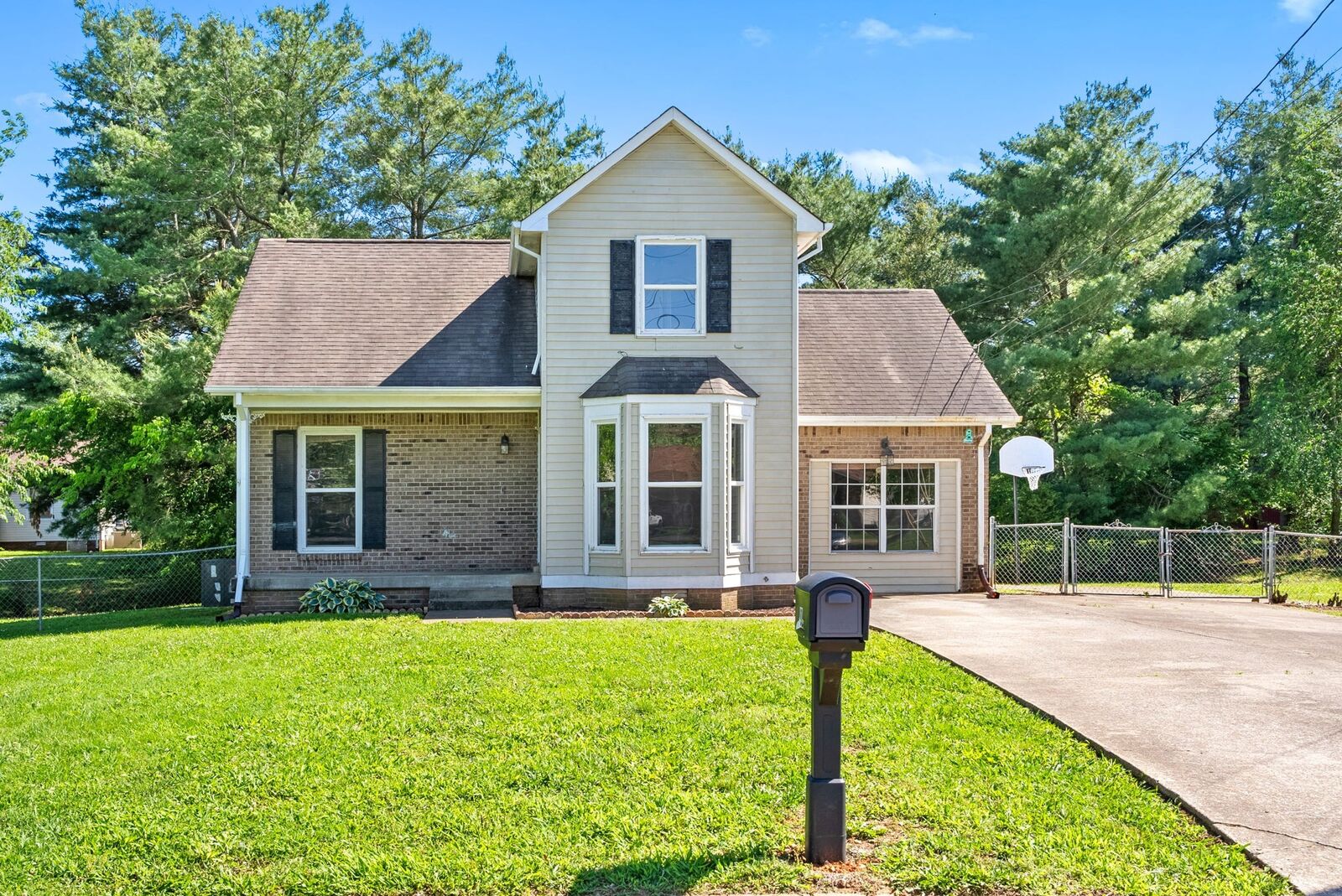 Property Photo: 902 Cimarron Ct TN 37042