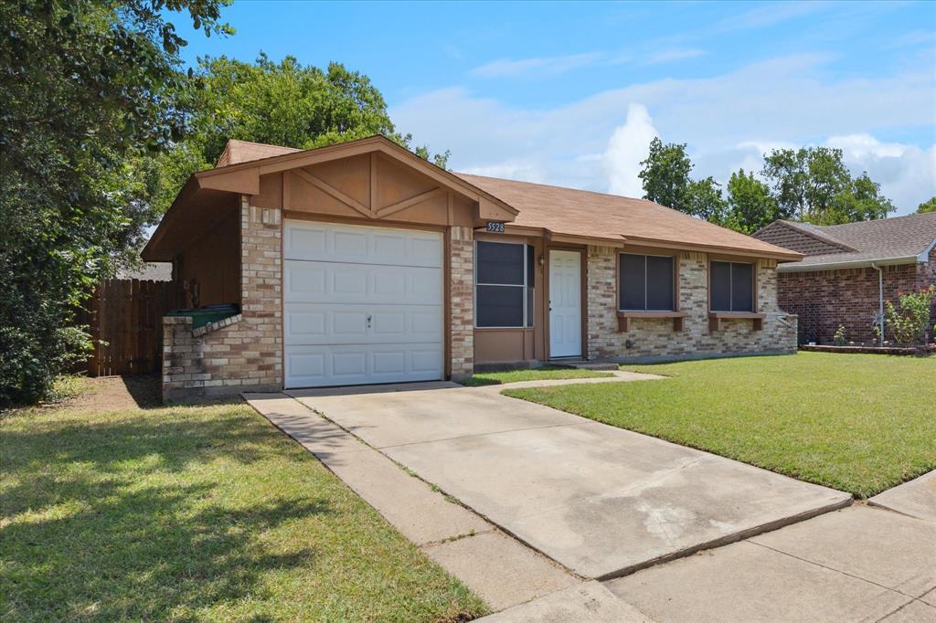 Property Photo: 5528 Dunson Drive TX 76148