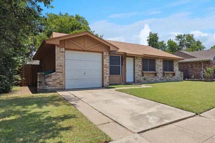 Property Photo: 5528 Dunson Drive TX 76148