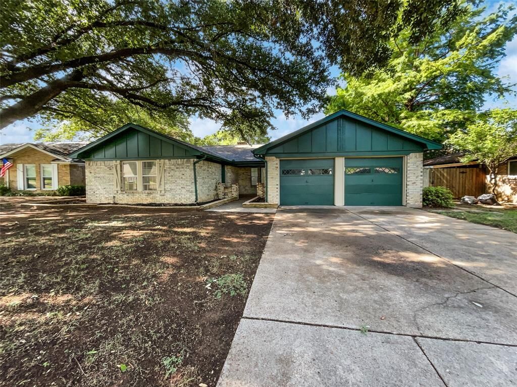 Property Photo: 4016 Lynbrook Lane TX 76015