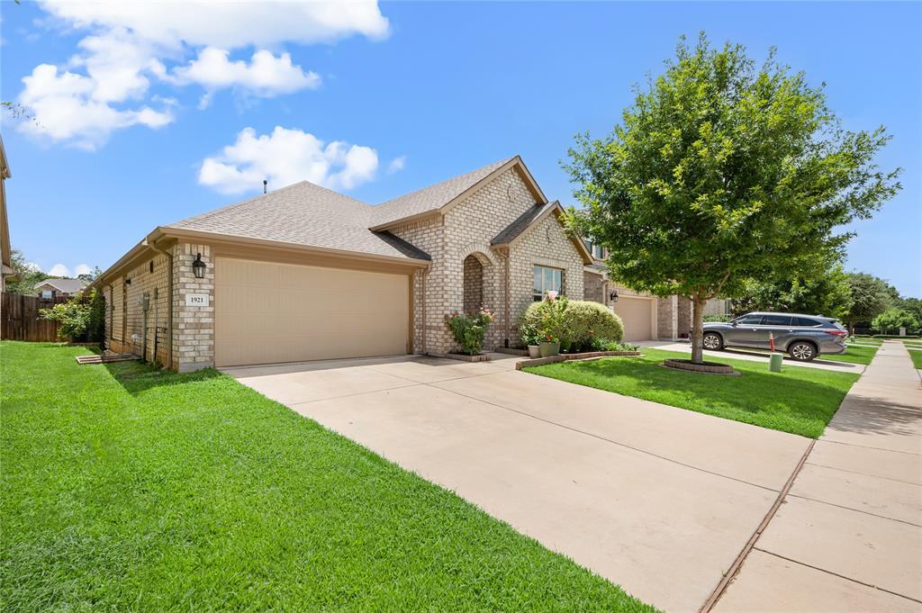 Property Photo: 1921 Highlander Court TX 76120