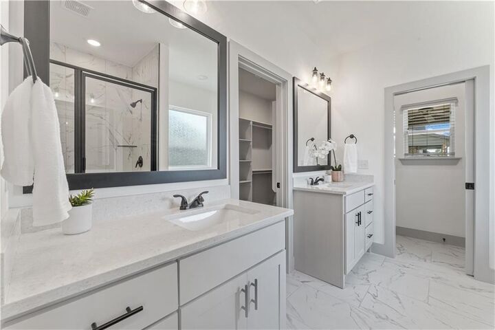 Property Photo:  3206 SW Rosemont Avenue  AR 72713 