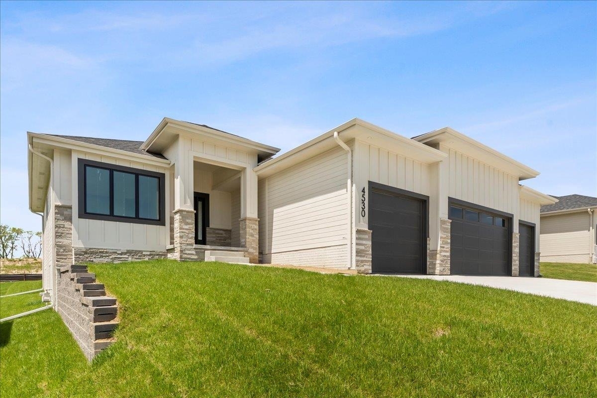Property Photo: 5713 N 197 Avenue NE 68022-9999