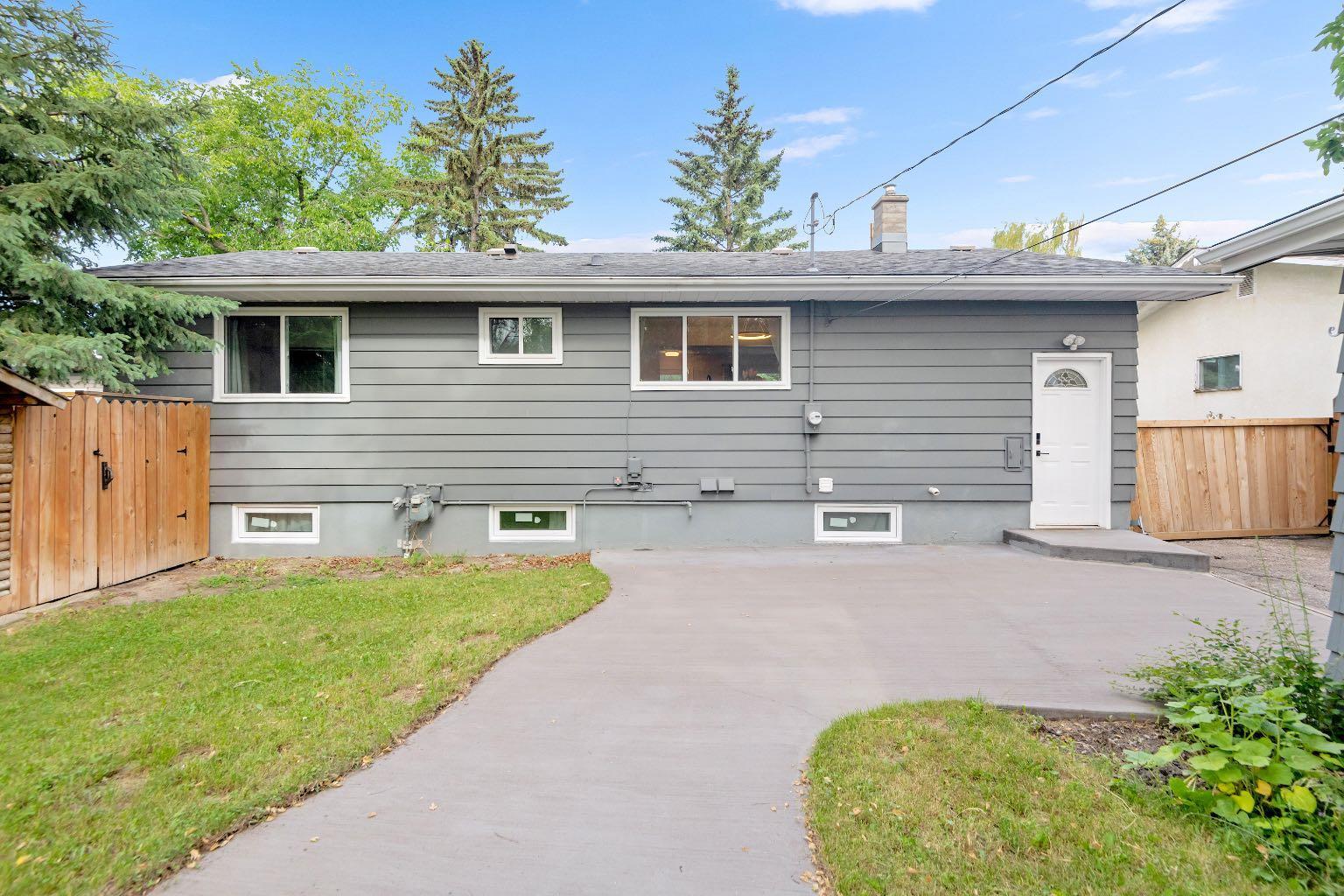 Photo de la propriété:  8228 5 Street SW  AB T2V 1C5 