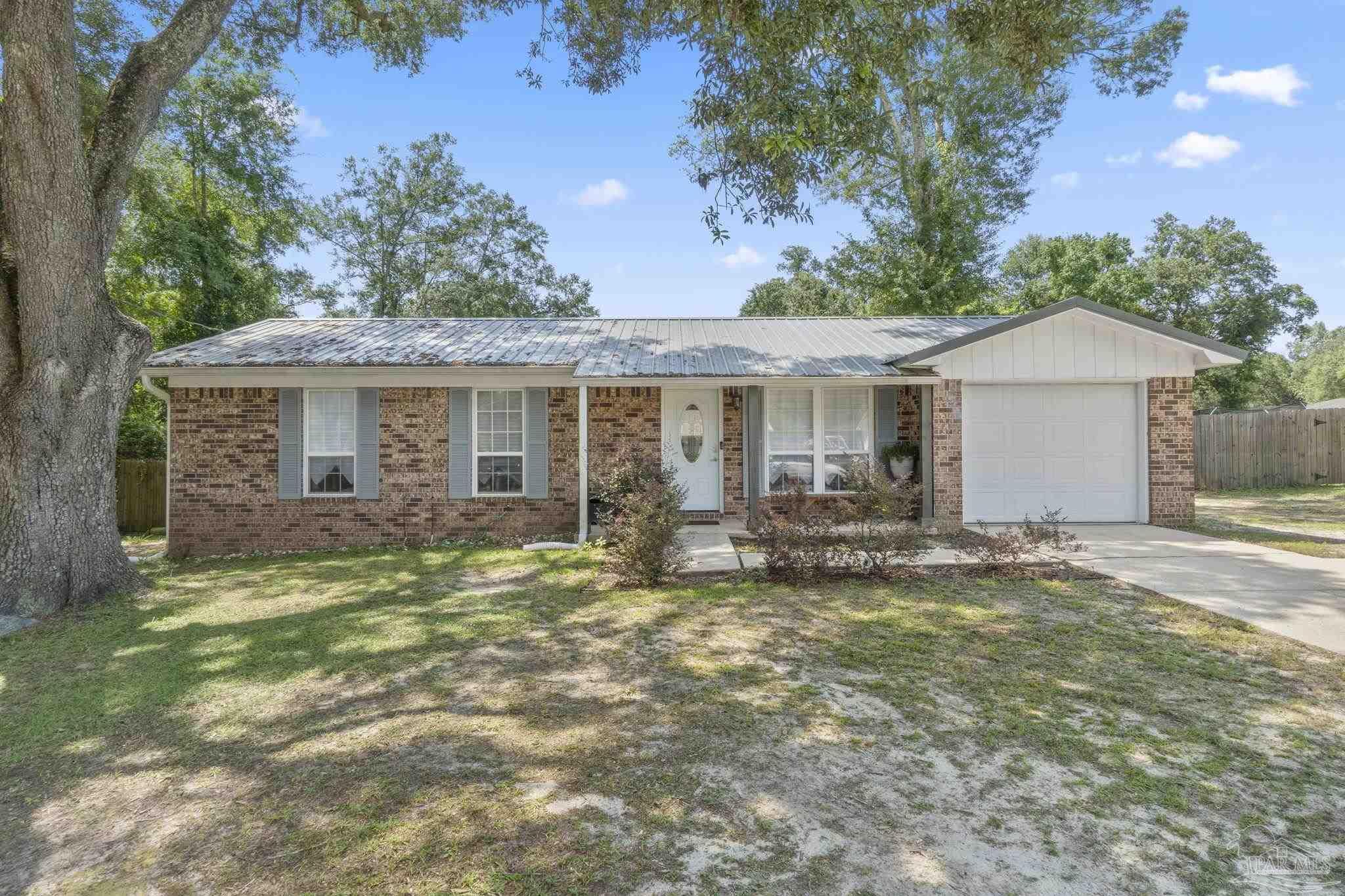 Property Photo: 735 Gonzalez Park Dr FL 32533
