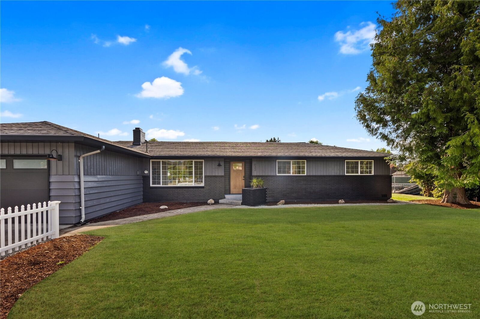 Property Photo:  632  Valley Avenue  WA 98390 