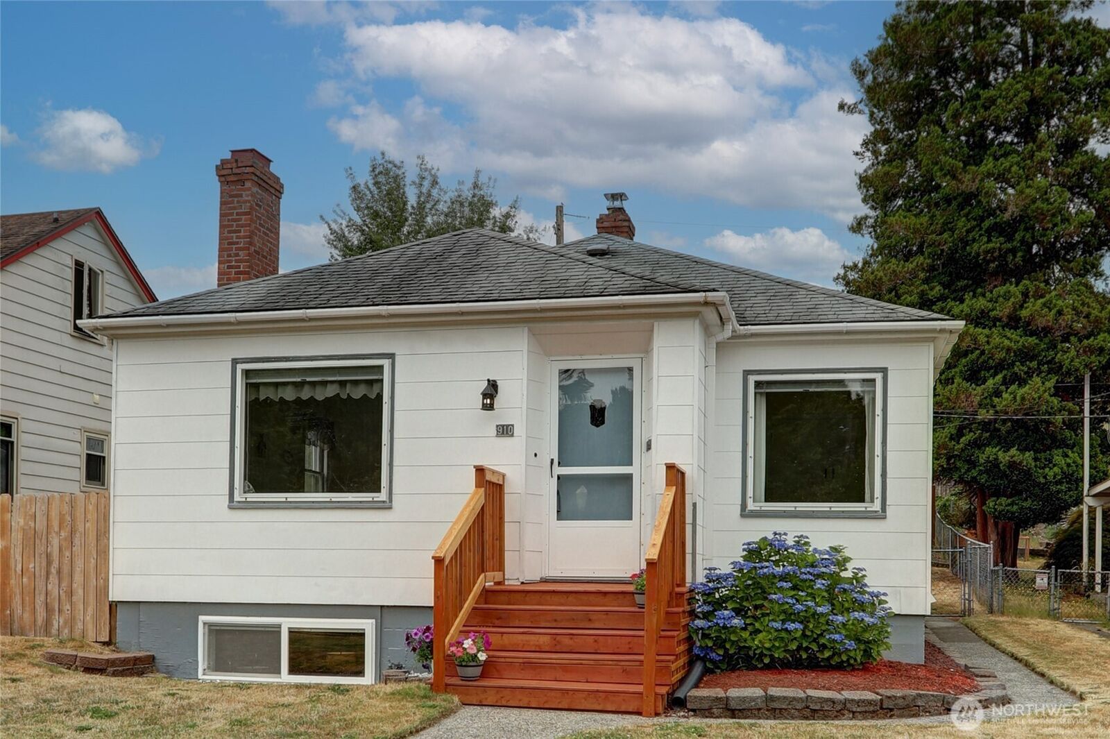 Property Photo:  910 N Union Avenue  WA 98406 