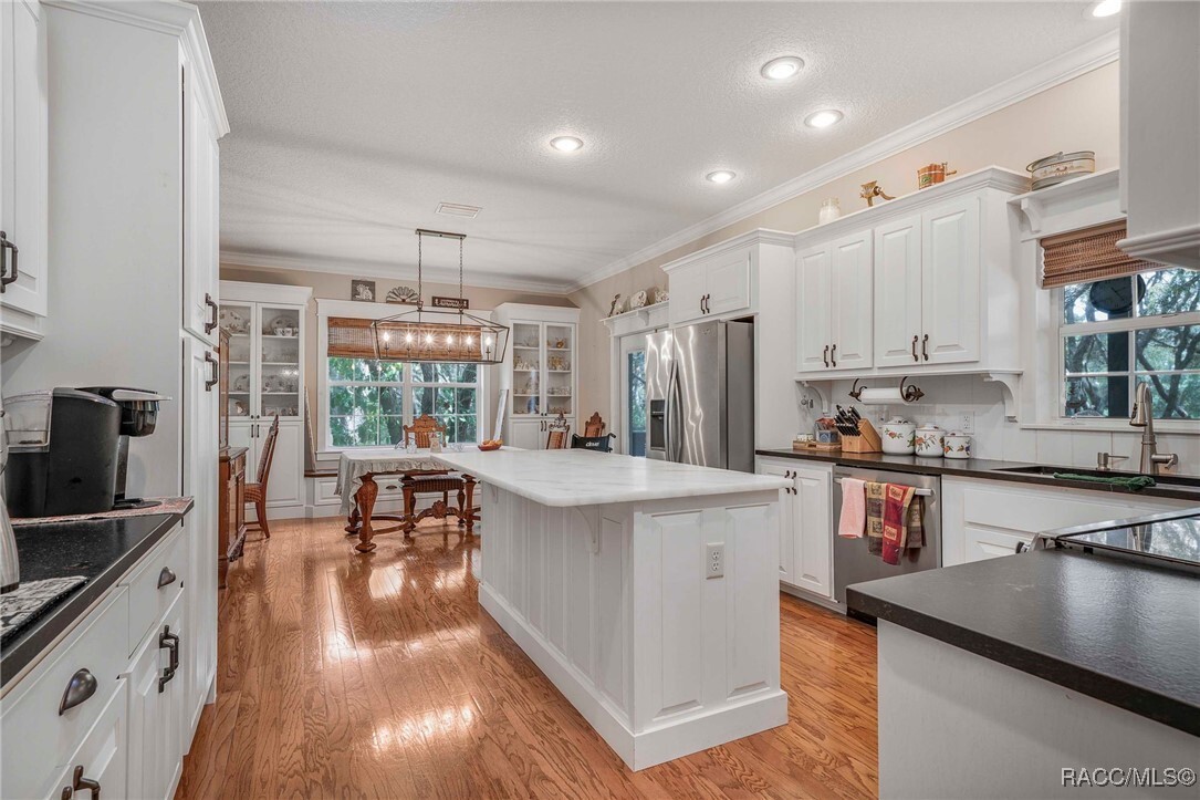 Property Photo:  828 E Savoy Street  FL 34461 