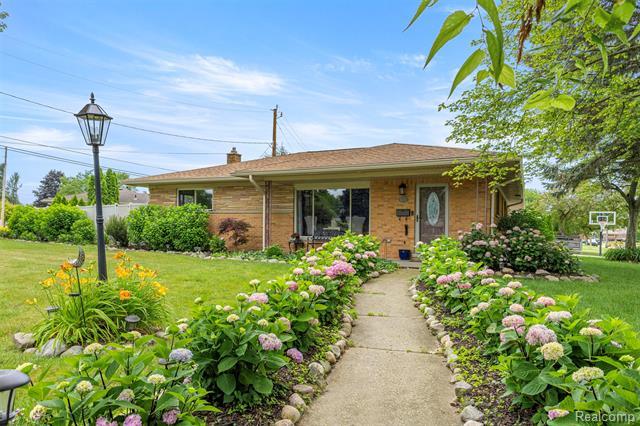 Property Photo: 8570 Rockland Street MI 48127