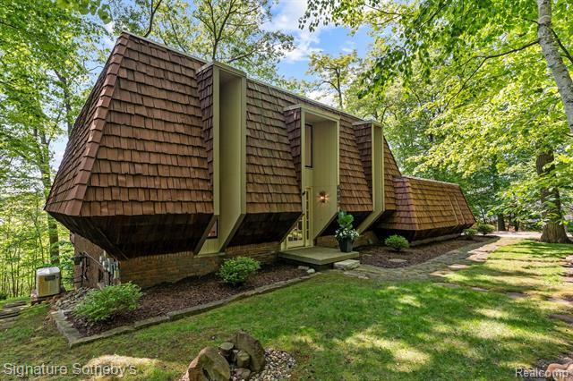 Property Photo: 6897 Deerhill Drive MI 48346