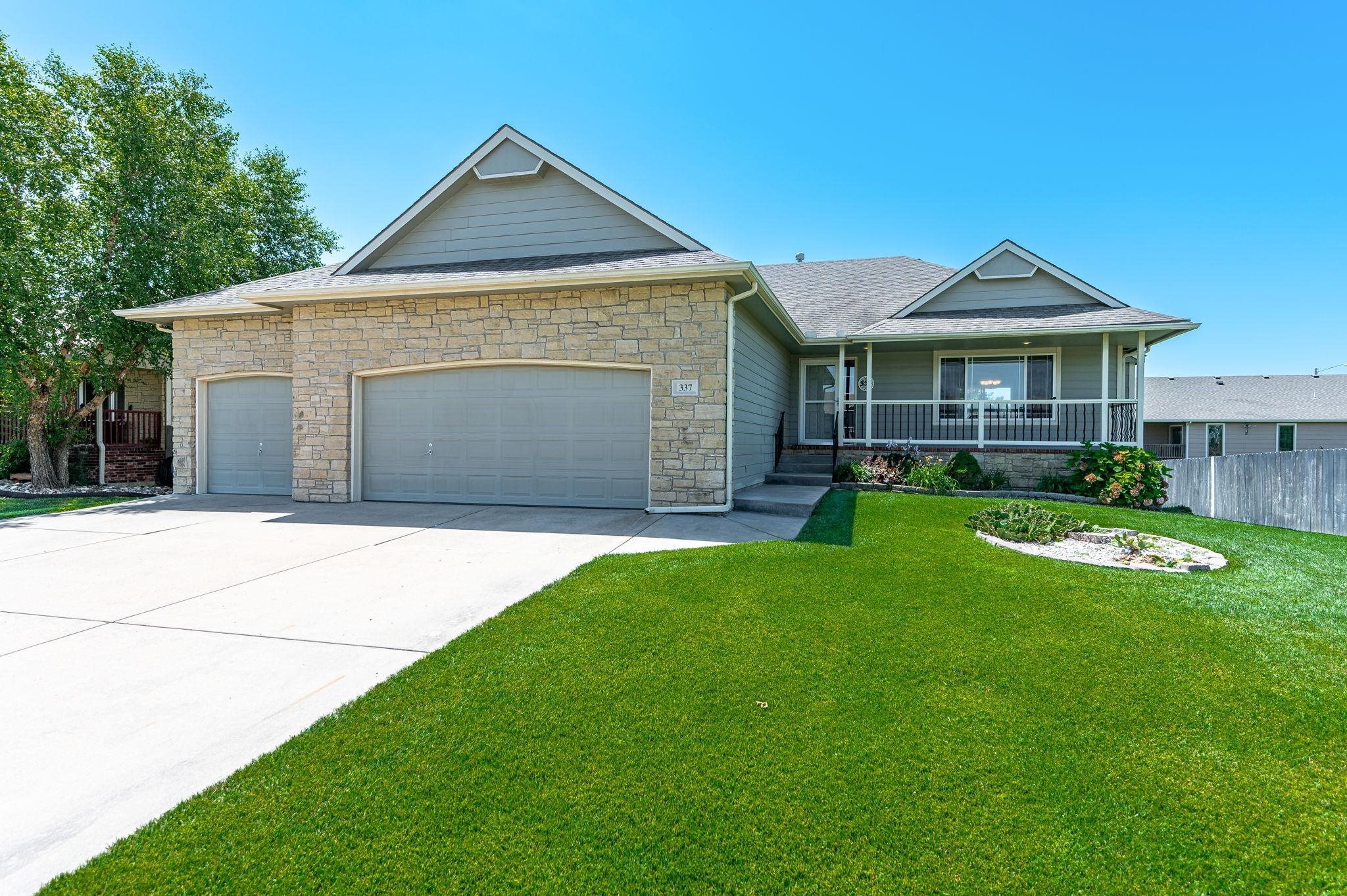 Property Photo: 337 E Quail Ridge St KS 67110-1134